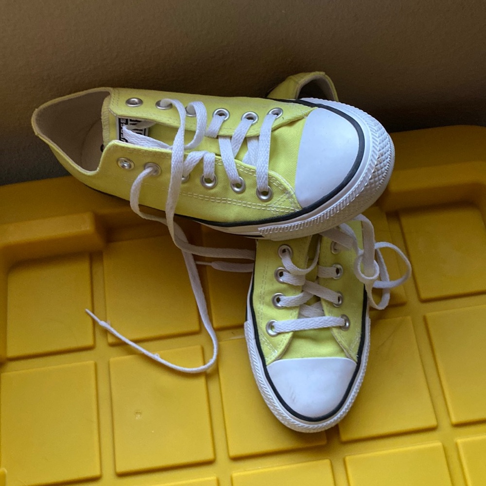 neon yellow converse! size 7!!